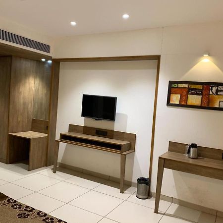 Hotel Regency Surat Buitenkant foto